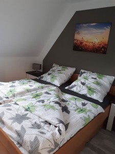 Schlafzimmer mit Doppelbett. / Ferienwohnung "Birgit Lange" in Husum