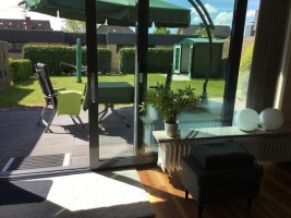 Wohnzimmer mit schöner Terrasse! / Ferienhaus "Bungalow Kleine Auszeit" in Husum