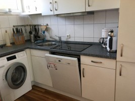Küche mit Waschmaschine und Geschirrspüler. Komplett ausgestattet! / Ferienhaus "Bungalow Kleine Auszeit" in Husum
