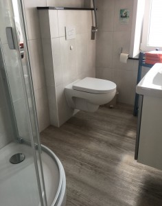 Badezimmer mit Dusche und WC / Ferienwohnung "Schulz" in Husum