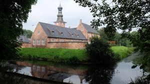 Wassergraben rund ums Schloss / Ferienwohnung "Husum-Tied" in Husum