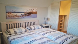 Schlafzimmer rechts mit begehbarem Kleiderschrank / Ferienwohnung "ailoens-hues" in Husum - Schobüll