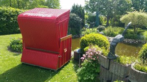 Blick auf den Gartenteich, an dem Ihre Sitzgruppe steht. / Ferienwohnung "Urlaub am Wattenmeer mit Strandkorb" in Finkhaushallig