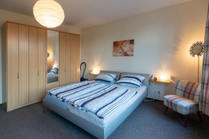 Das geräumige Schlafzimmer mit Doppelbett. / Ferienwohnung "Haus Parkblick" in Husum