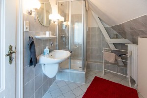 Das Bad mit Dusche und WC. / Ferienwohnung "Haus Parkblick" in Husum