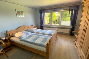 Schlafzimmer mit Doppelbett
inkl. Bettwäsche / Ferienwohnung "Ferienwohnung Jessen 2" in Husum OT Schobüll