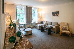 Das Wohnzmmer mit dem Schlafsofa / Ferienwohnung "Haus Parkblick" in Husum