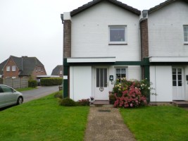 Ferienhaus auf Nordstrand in Top-Lage!
Direkt am Kurzentrum. Über eine Fußgängerbrücke zur neuen Promenade gehen mit Bademöglichkeit. / Ferienhaus "Haus Seestern" in Nordstrand