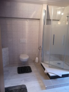 Helles und freundliches Bad mit WC komplett neu / Ferienwohnung "Achtern Diek" in Simonsberg