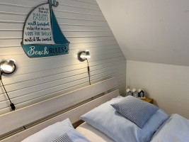 Schlafzimmer I oben mit drei Betten. Einzelbett 90x200 / Ferienhaus "Ferienwohnung Ferienhaus Neukoog  I" in Nordstrand