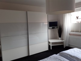 Schlafzimmer- ausreichend Schrankfläche mit Tresor und der zweite Fernseher / Ferienwohnung "Urlaub-schön und apart" in Husum