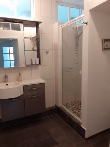 das schöne Badezimmer mit geräumiger Dusche / Ferienwohnung "Urlaub-schön und apart" in Husum
