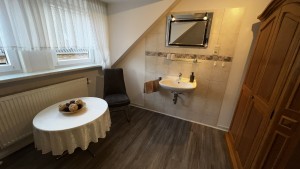 Schlafzimmer I mit Waschgelegenheit / Ferienwohnung "Haus Schuldt" in Mildstedt/Husum