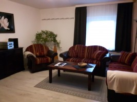 Das Wohnzimmer mit gemütlicher Sitzecke, Flachbildfernseher mit digital, SAT - Anschluss, Stereoanlage mit CD Player und... / Ferienwohnung "Kleiner Onkel" in Hattstedtermarsch