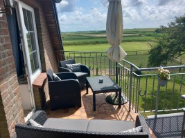 Balkon mit herrlichen Ausblick zum Deich und zum Porrenkoog / Ferienwohnung "Deichblick" in Husum-Schobüll