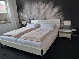 das Schlafzimmer- Erholung nach spannenden Urlaubstagen / Ferienwohnung "Urlaub-schön und apart" in Husum