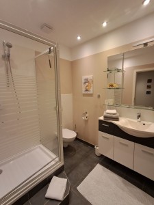 das Bad mit Dusche und Handtuchtrockner / Ferienwohnung "Op England" in Nordstrand