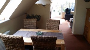 Esszimmer mit Durchgang zum Wohnzimmer / Ferienwohnung "Ferienwohnung-Nordsee-Husum" in Husum