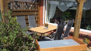 Terrasse Neue Stühle und Tisch / Ferienwohnung "Ferienwohnung-Nordsee-Husum" in Husum