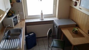 Küche mit Geschirrspüler / Ferienwohnung "Ferienwohnung-Nordsee-Husum" in Husum