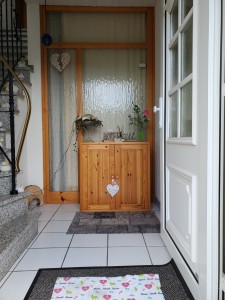 Herzlich Willkommen in der FeWo Möwe

Eingangsbereich mit gut begehbarer Treppe / Ferienwohnung " Möwe" in Husum-Schobüll