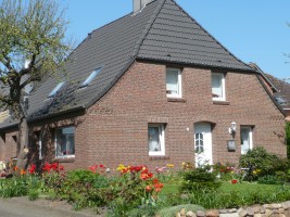 In diesem Einfamilienhaus liegt die Ferienwohnung mit einem separaten Eingang. / Ferienwohnung "Rödemis" in Husum